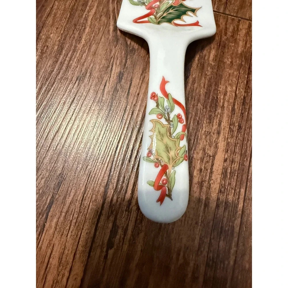Andrea by Sadek Christmas Garland Ceramic Pie Cake Server Holly Berry Japan 1994